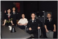 通过材质碰撞、布局立异和场景化